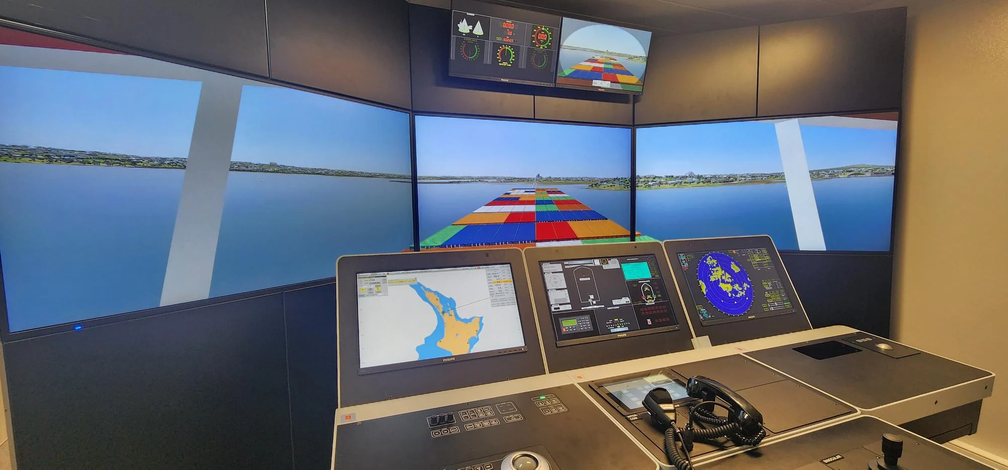 Poste de conduite du simulateur de navigation maritime du GIEP-NC, écrans immersifs en fonctionnement