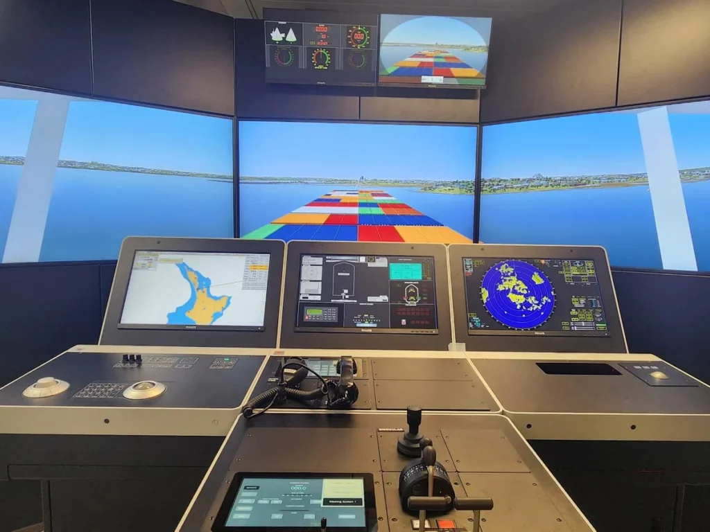 Console du simulateur : cartographie électronique, radar et commandes de conduite