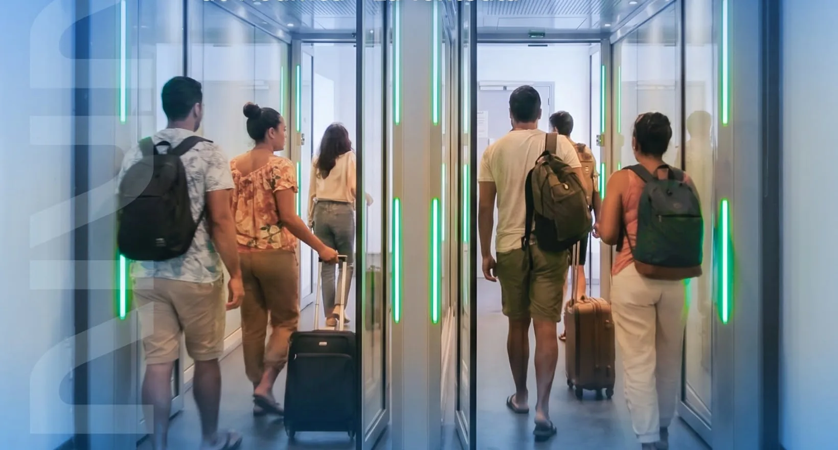 Voyageurs franchissant les SAS de sécurité anti-retour de l'aéroport international de Nouméa – La Tontouta